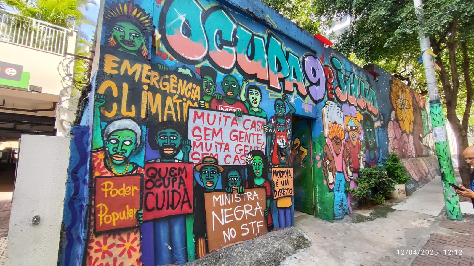 Mural de arte urbana visitado por participantes durante um dos encontros